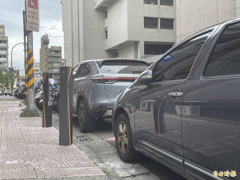 桃園智慧停車柱挨批像「墓碑」 引進不占空間低位攝影系統