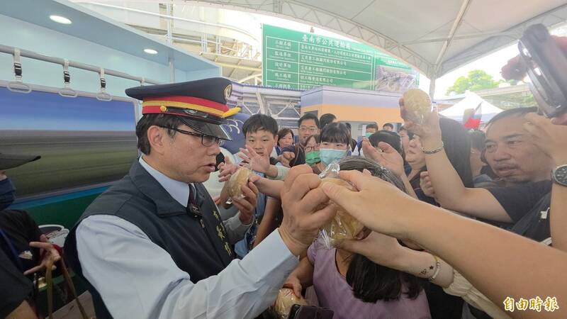 黃偉哲化身「1日站長」 單手轉帽秀功夫、發椪餅人氣旺