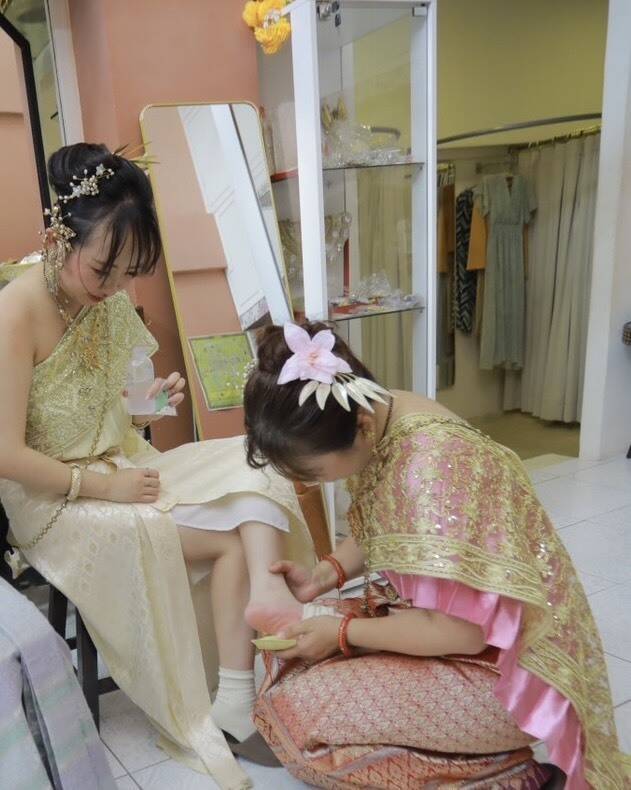 蜂險無所不在2-1》出國脫鞋拜廟 沒想到卻遭蜂螫