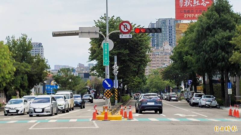 中市公益路惠中路庇護島佔內側車道 王義川:不是擺上水泥塊就好