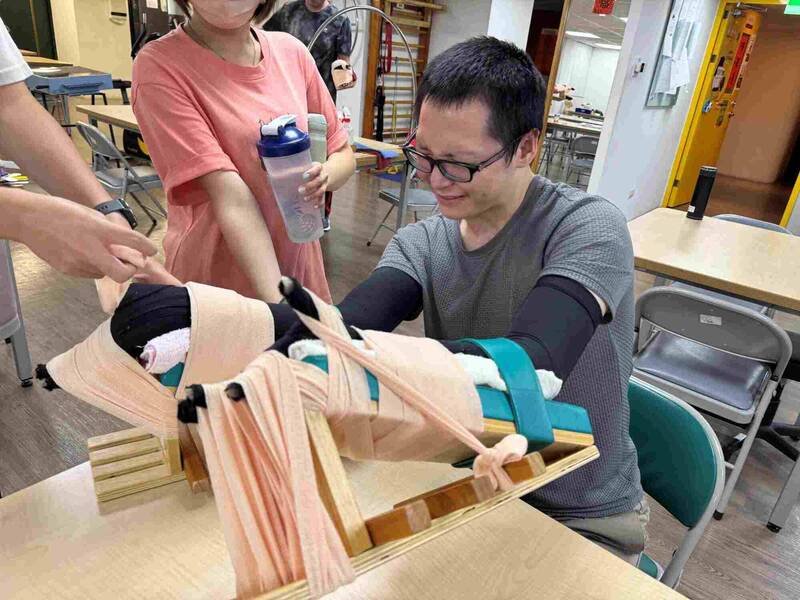 58.5％燒傷、昏迷逾1個月 他復健2年重返職場