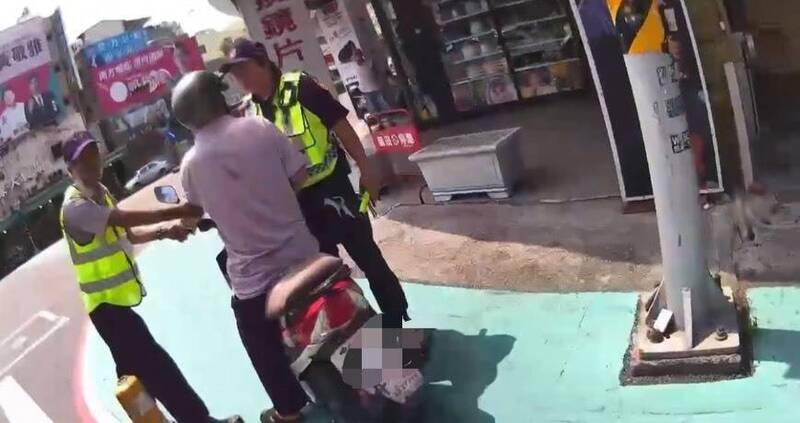 8旬翁防空演習騎車硬闖路口  嗆「路又不是警察的」下場慘