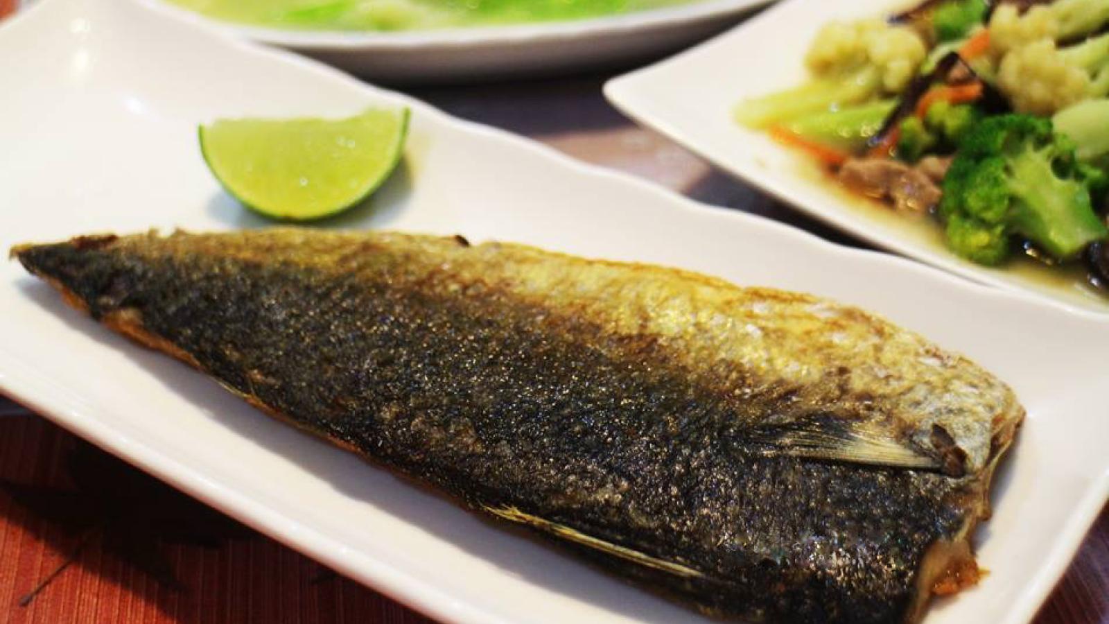 不是鮭魚、鰻魚！50歲男狂長20顆大腸息肉、1顆已是原位癌，醫建議改吃「1種魚」： 竟一顆都沒了 - Storm.mg