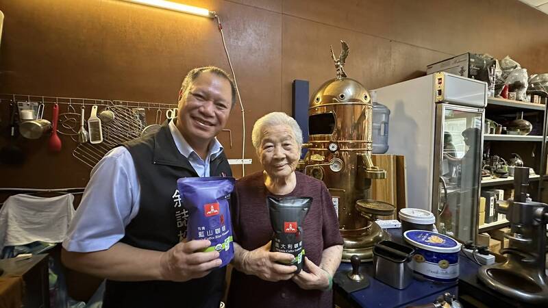 大園區長慰訪百歲人瑞！咖啡董娘逆境持家 百歲爺爺滑平板、玩數獨
