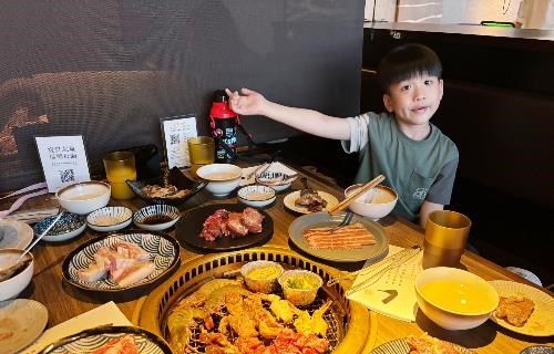 高雄大立「路易奇火力會社」食材豐盛好美味。