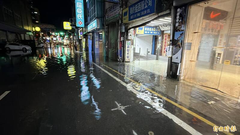 海水倒灌！基隆愛四路夜市周邊淹水   深及小腿肚