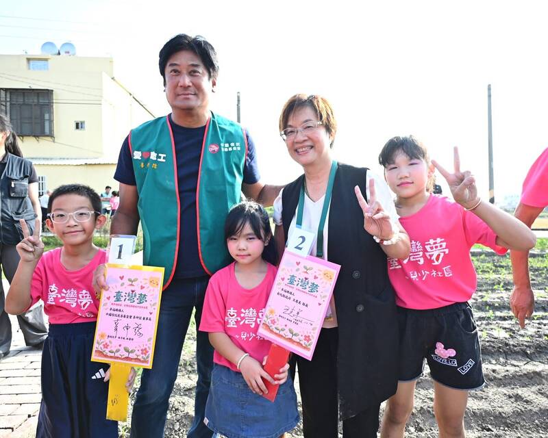 辜仲諒現身彰化福興「豌豆村」 為「台灣夢」基地揭牌守護弱勢兒少