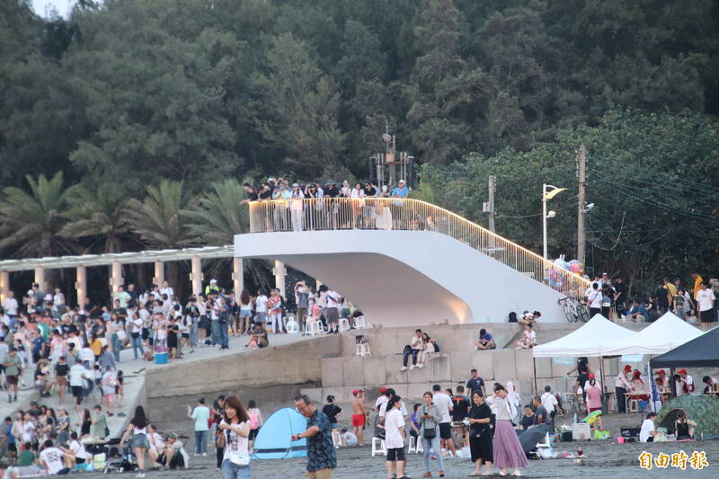 竹北「新月沙灣聽海天台」一夕爆紅    懸臂載重安全引起討論