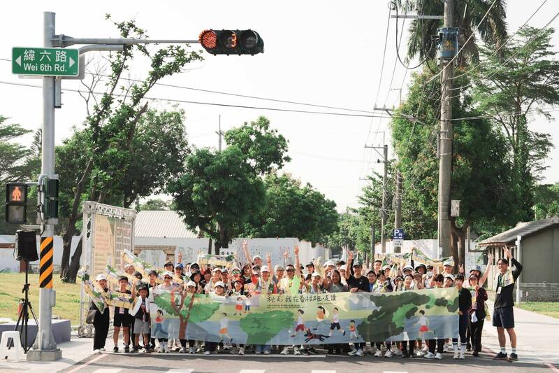 高雄文學月走讀、沙龍今接力 眷村植物、舊城歷史一次探索