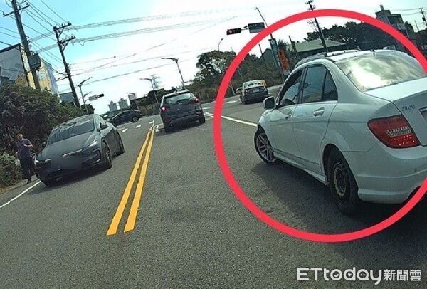 賓士男毒駕「快車道呼呼大睡」車上藏了一堆毒 現場畫面曝