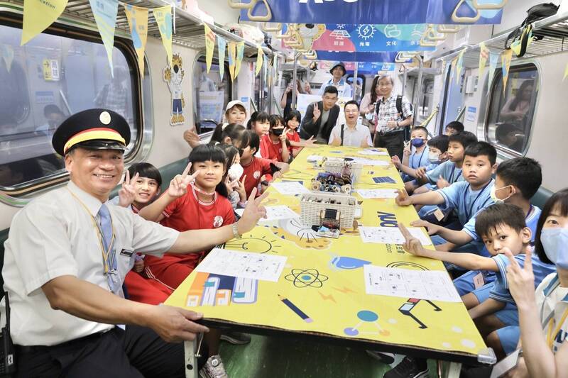 2026科普環島列車駛進高雄 700師生動手玩科學