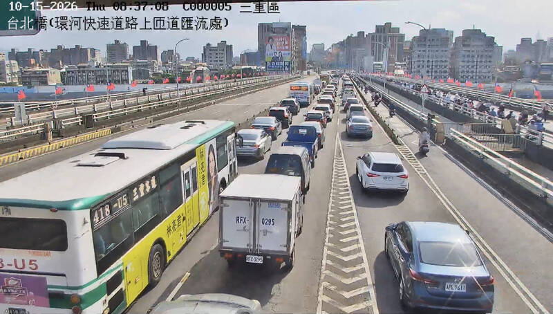 台北橋機車瀑布再現    新北三橋往台北雍塞日常