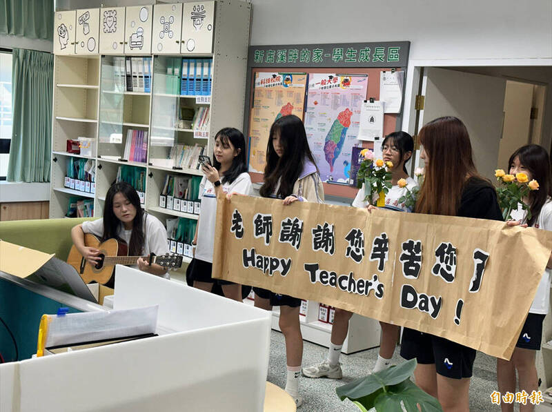 新店高中敬師週 學生快閃、廣播點歌、視障按摩獻敬意