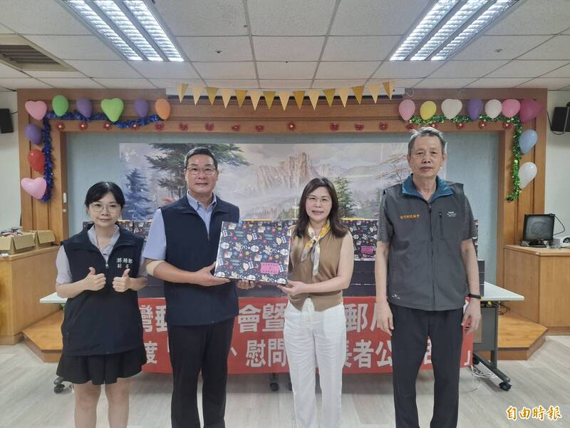 台灣郵政攜手澎湖郵局公益列車 開抵澎湖老人之家