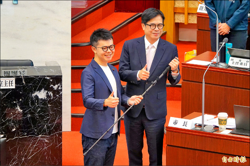 議員送「畢業禮物」 陳其邁︰都有帶回家