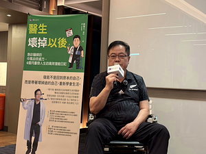 從急診醫師變成中風病人！他把廚房、客廳變復健場 7個月後重返職場