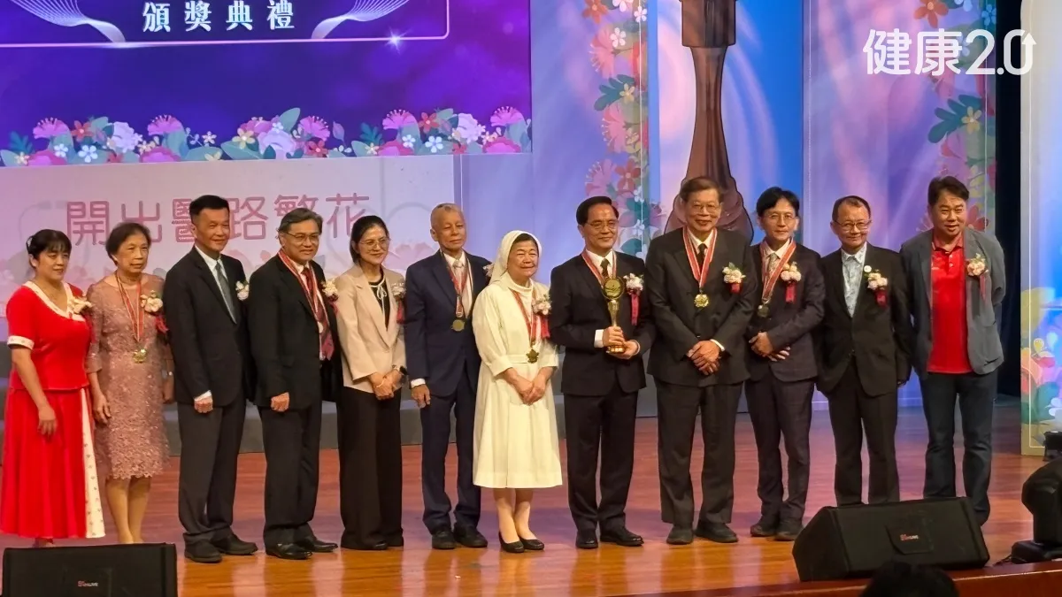 醫療焦點照亮偏鄉！抗癌牙醫扛32kg器材義診 名醫助腦麻兒站上投手丘