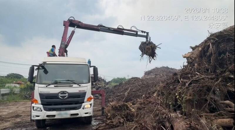 高市農地驚見「廢柴山」 環保局重罰572萬元移送法辦