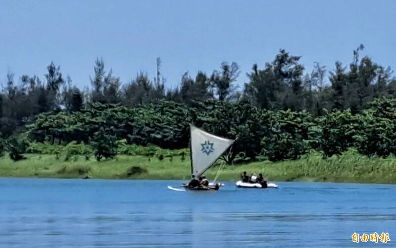 以台灣杉打造大洋支架舟 台東大學學子活水湖下水試划
