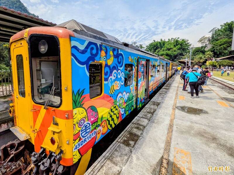 彩繪列車加持！集集支線復駛吸人潮 8/8再推車埕鐵道音樂趴