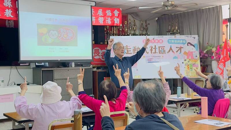 社區幹部也學AI、短影音 新竹縣走動式課程下鄉培力