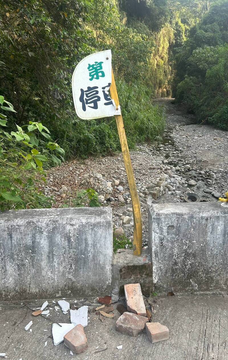 檢舉傾倒廢土遭報復？霧峰山區指示牌驚見被撞壞 議員李天生要求徹查