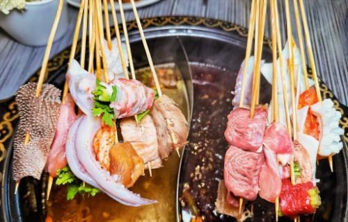 串串香每串12元！道地四川牛油麻辣鍋、白飯吃到飽免服務費