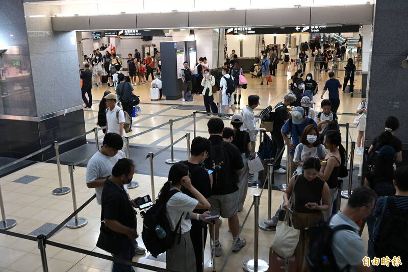 連假前夕「貪食蛇」再現！高鐵南港站塞爆 自由座旅客卡閘口爆怒火