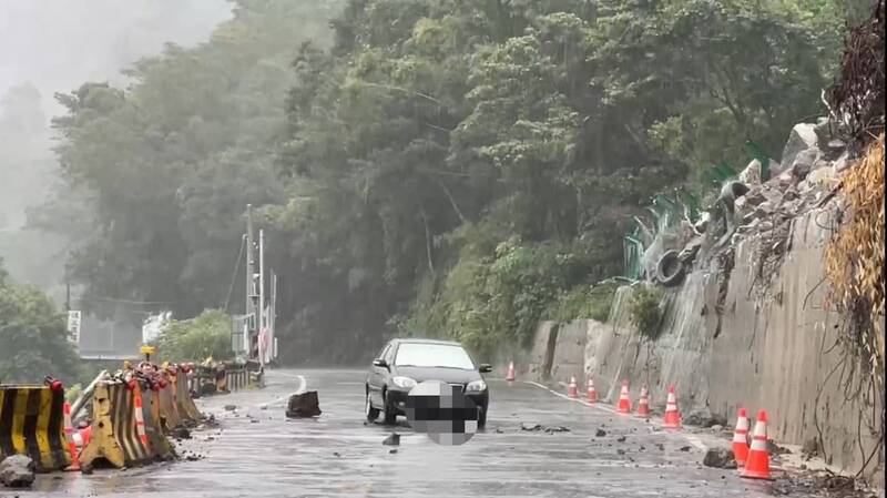 豪雨夾帶落石 苗62線邊坡坍方 搶通單線通行