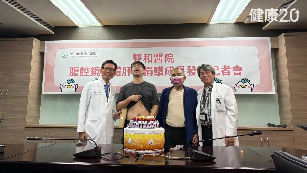 醫療焦點爸爸肝硬化吐血病危！孝子飛越萬里返台捐肝 讓父親直呼值得
