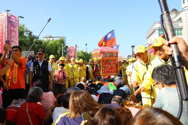 「粉紅超跑」睽違3年駕臨嘉市 香燈腳湧入市區祈福