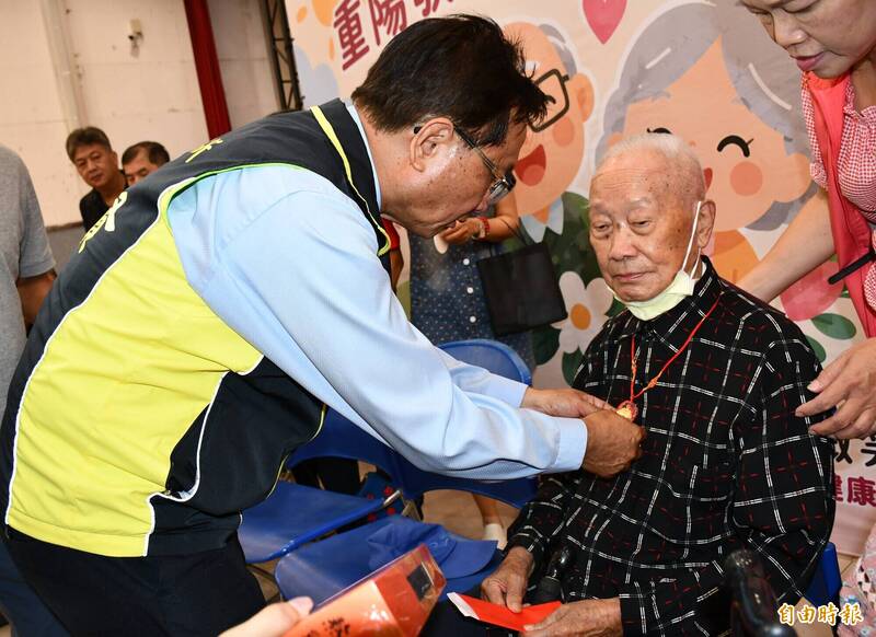 相守70年！彰市表揚415對長青伉儷 人瑞喜戴金鎖片