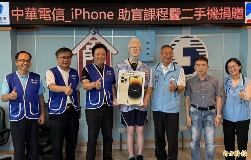 中華電信「I幫盲」 董事長跨海金門帶視障朋友看世界