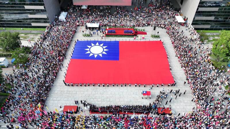 台中今年國慶有亮點！無人機凌空展旗、搭地面巨幅國旗進場