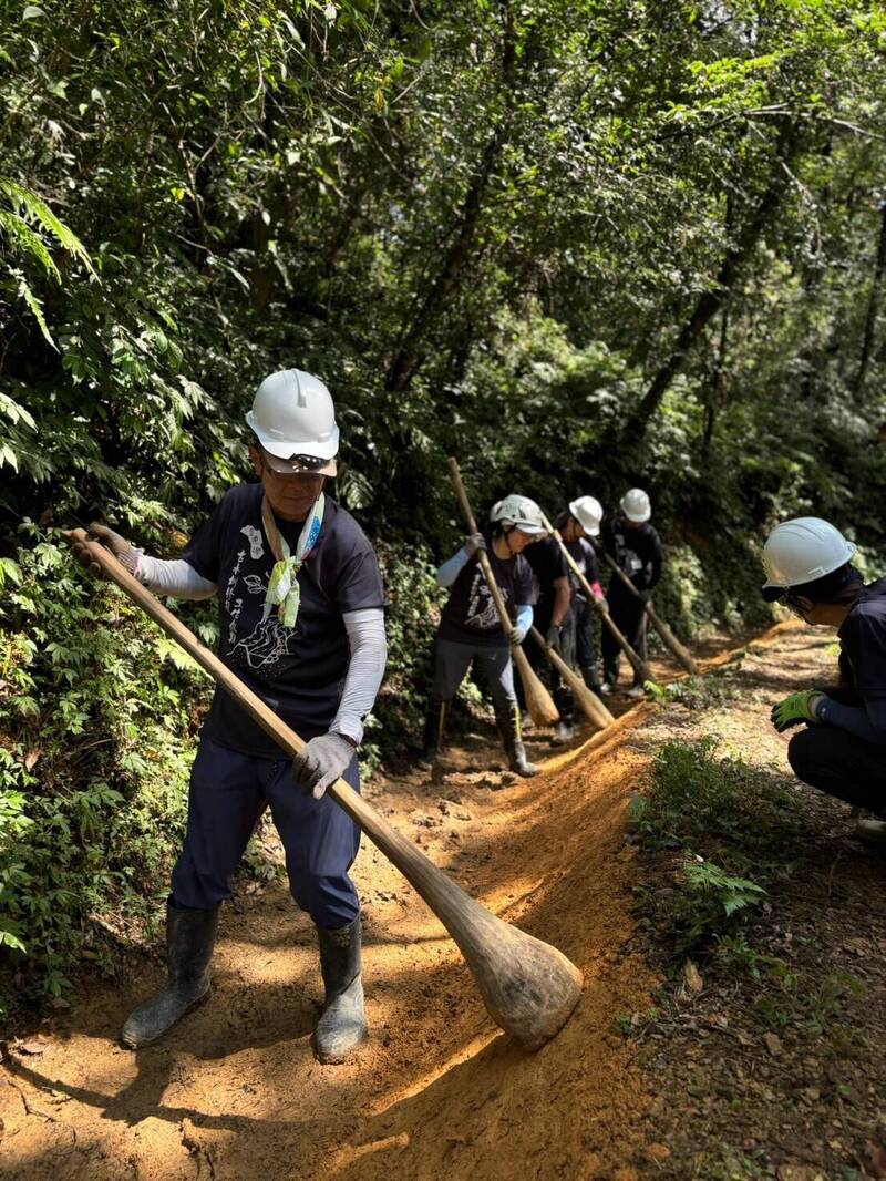 宜蘭雙連埤百年古圳修復過半 古法重現夯土技藝