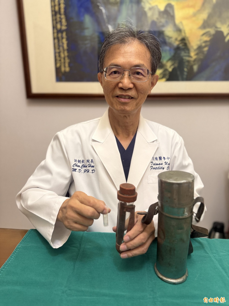 獨／全球冷凍胚胎之父送古董精液存瓶 台試管兒專家：傳承生殖醫學