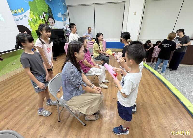 嘉縣松山國小教師節敬師 校長化身泡茶童學生奉茶敬師恩