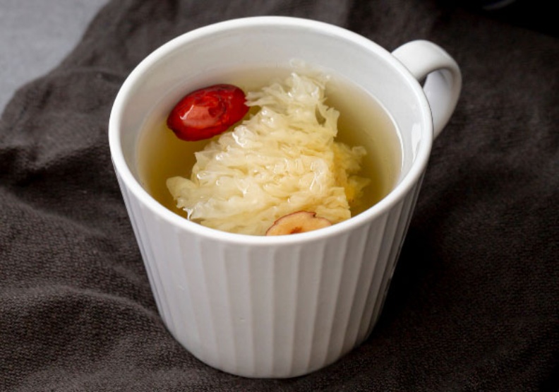 寒露腳不露！中醫點出涼燥４大症狀，加味銀耳湯、泡腳防燥驅寒