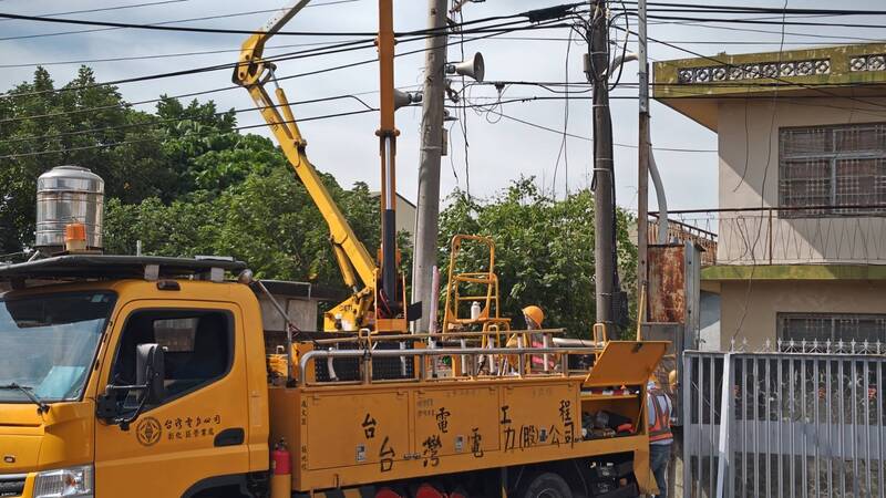 彰化沿海10級風大規模停電 台電漏夜搶修
