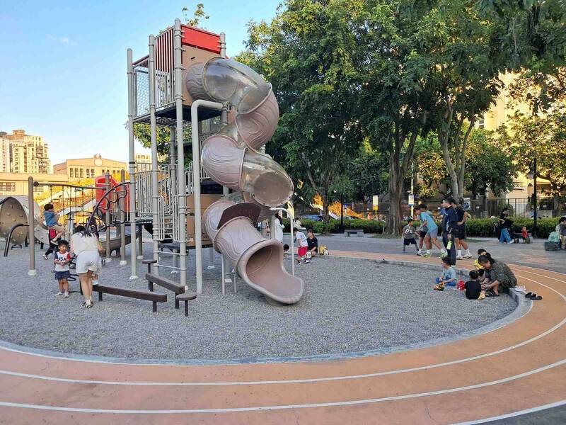 國慶連假遊新北 板橋海山路遊戲場、中和特色公園就近放電