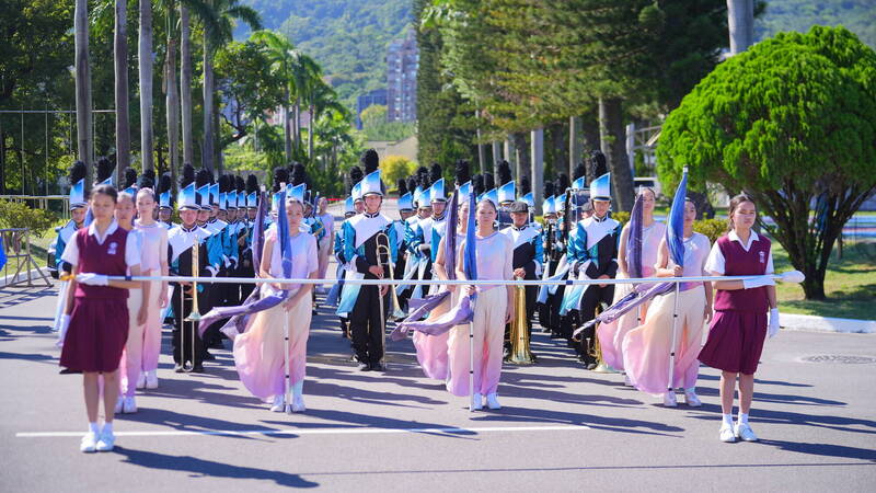 曉明女中管旗隊登國慶大典演出「星圖」傳達攜手共創璀璨未來