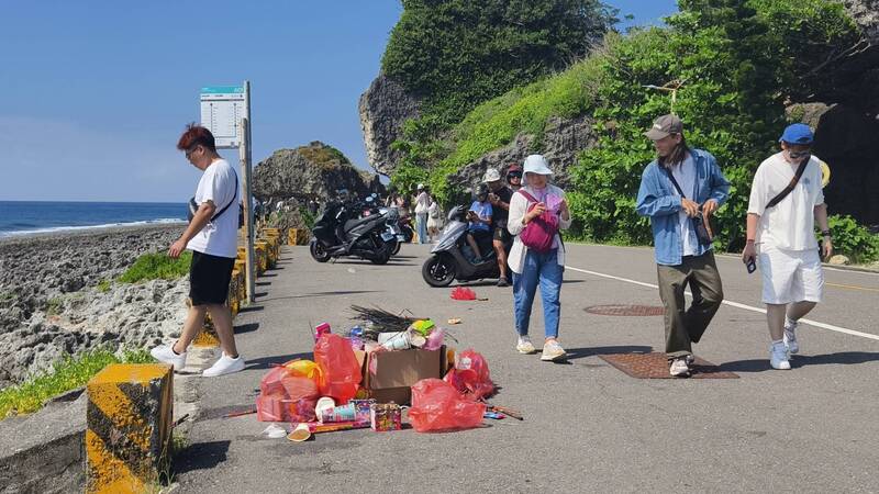 雙十連假2萬人登小琉球 「失格旅人」垃圾炮渣隨手扔路上