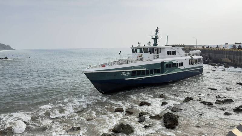 琉球公船進港觸礁擱淺  鄉公所致歉：閃漂流木又遇颱風長浪