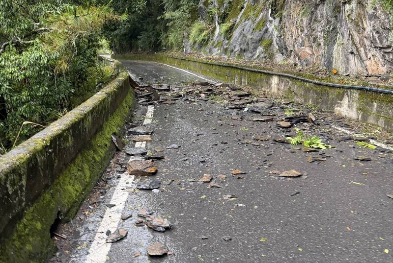 白海豚颱風外圍環流影響  台七甲線梨山往宜蘭落石影響交通