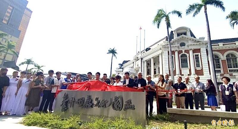 台中州廳重開放 盧秀燕喊「心肝寶貝」、民團場外怒吼抗議
