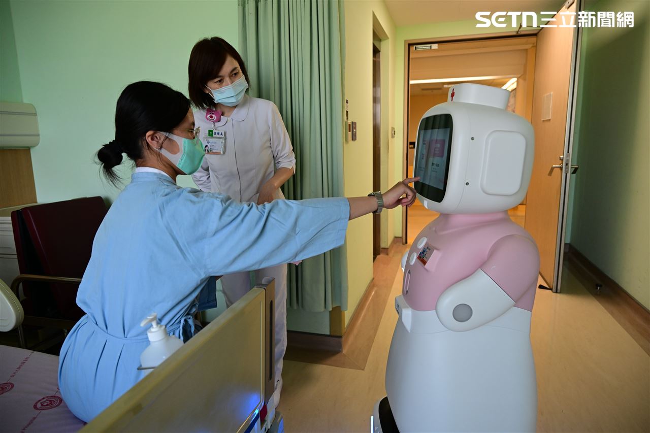 亞大醫院開箱深耕智慧醫療成果！機器人、AI、虛擬實境驚艷全場
