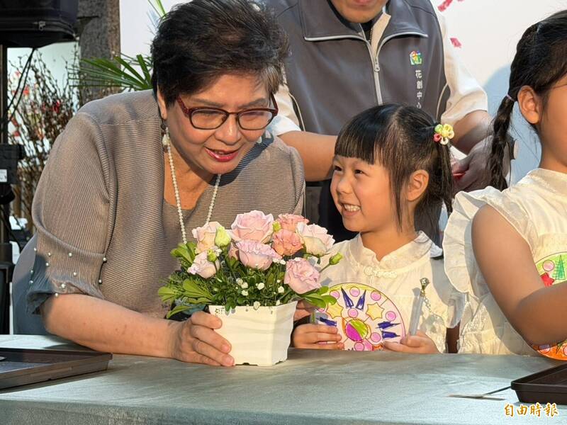 讓花從小走入生活 花創中心推花育