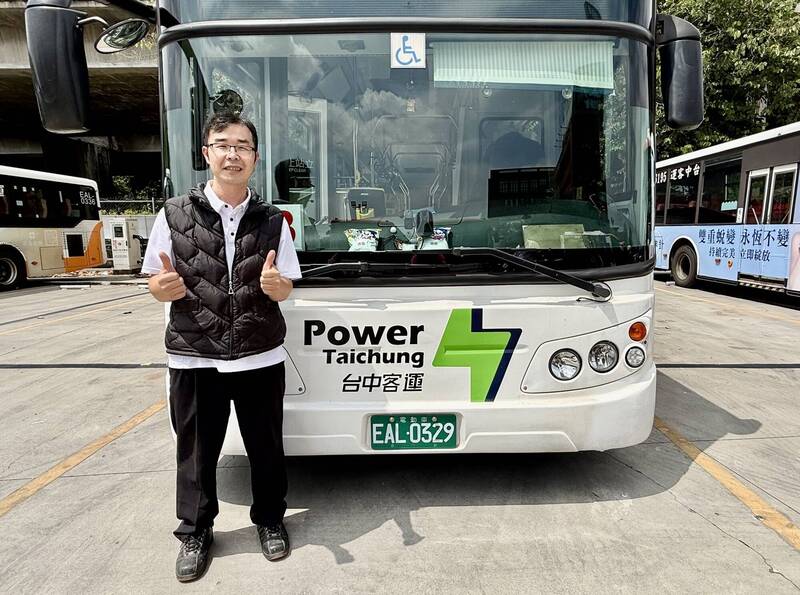台中公車愛心駕駛協助不適乘客就醫 車上長輩還頻問「娶某沒？」