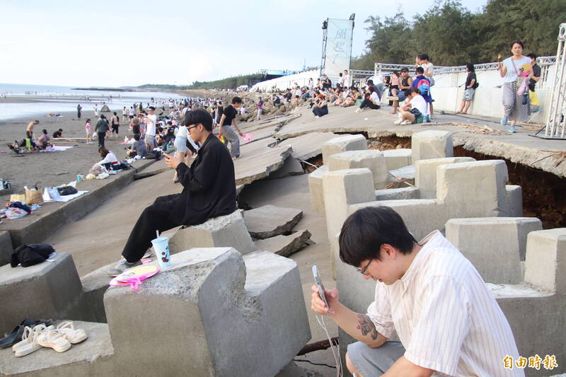 新月沙灣聽海天台前方海堤護岸破損   竹縣府發包設計復建