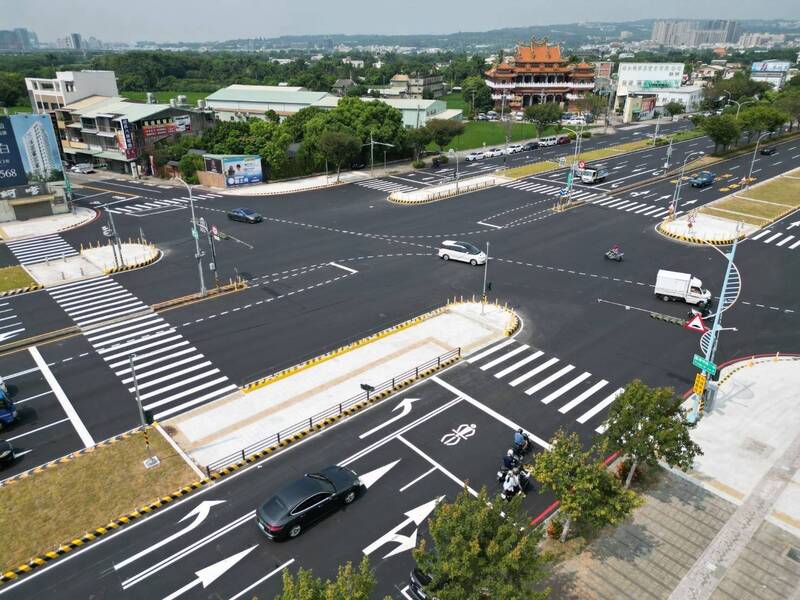 台中南屯區80公尺環中路與黎明路口改善工程  方便行人過馬路
